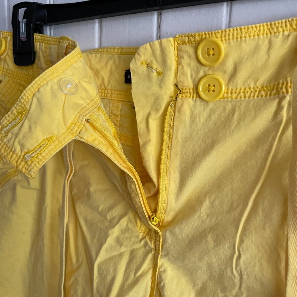 NEW YORK & COMPANY Soft Banana Yellow Gorgeous VINTAGE Capris. NY & Co - Picture 3 of 12